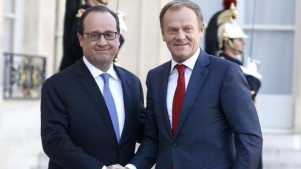 El presidente francés, Francois Hollande da la bienvenida el presidente del Consejo Europeo, Donald Tusk, en el Elíseo en París