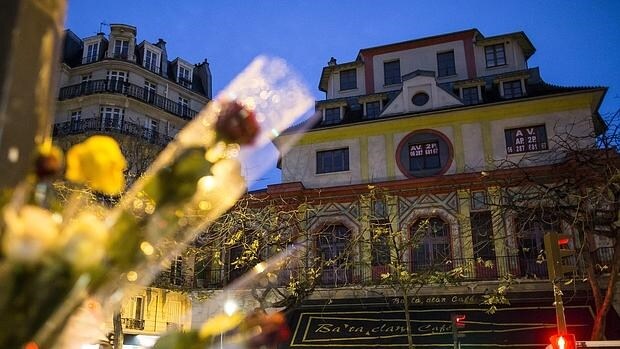 Vista de las flores y los mensajes depositados en la avenida junto a la sala de conciertos Bataclan en París