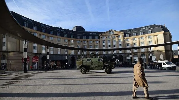 Un hombre pasa junto a un vehículo blindado en una plaza de Bruselas