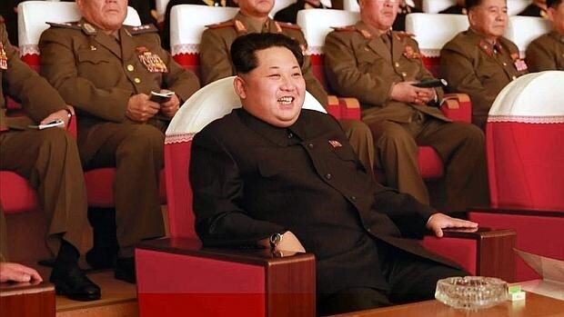 El líder norcoreano Kim Jong-un observa una presentación de soldados en un festival de arte en Pyongyang