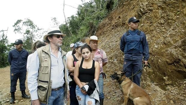 Militares y el jefe guerrilllero «Pastor Alape» (c), este martes en una zona que tuvo minas antipersona en la vereda El Orejón (Antioquia)