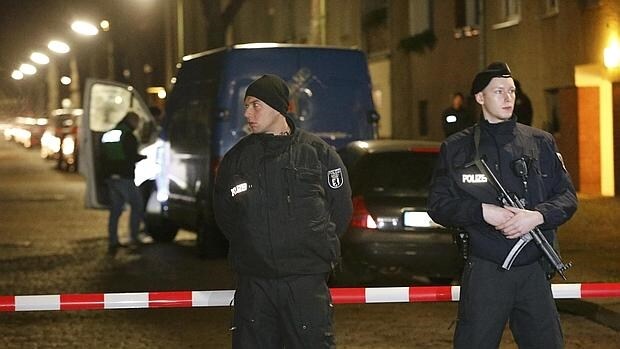Policías alemanes, durante un tiroteo en un barrio al sur de Berlín