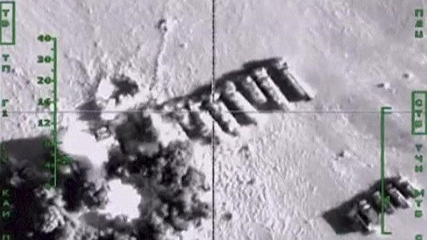 Supuestos camiones de Estado Islámico cargados con petróleo, bombardeados por aviones rusos, en Siria