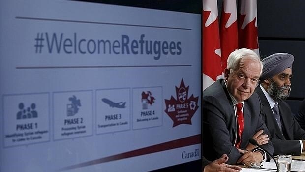El ministro de Inmigración de Canadá, John McCallum (izquierda), y el de Defesa, Harjit Sajjan, este martes cuando anuncieron el plan de reasentamiento de refugiados en Otawa