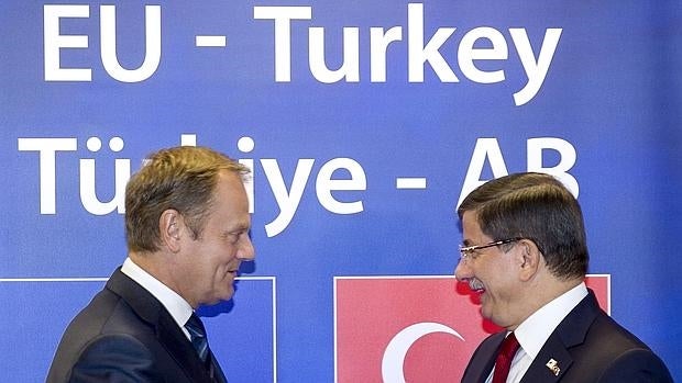 Donald Tusk y el primer ministro Ahmet Davutoglu en la reunión mantenida hoy en Bruselas