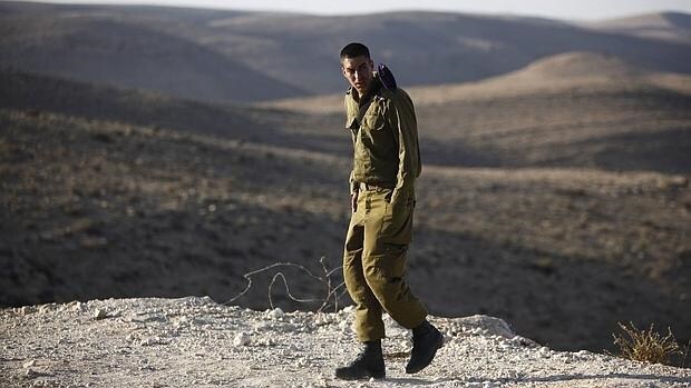 Un soldado israelí camina cerca de la frontera entre Israel y Egipto