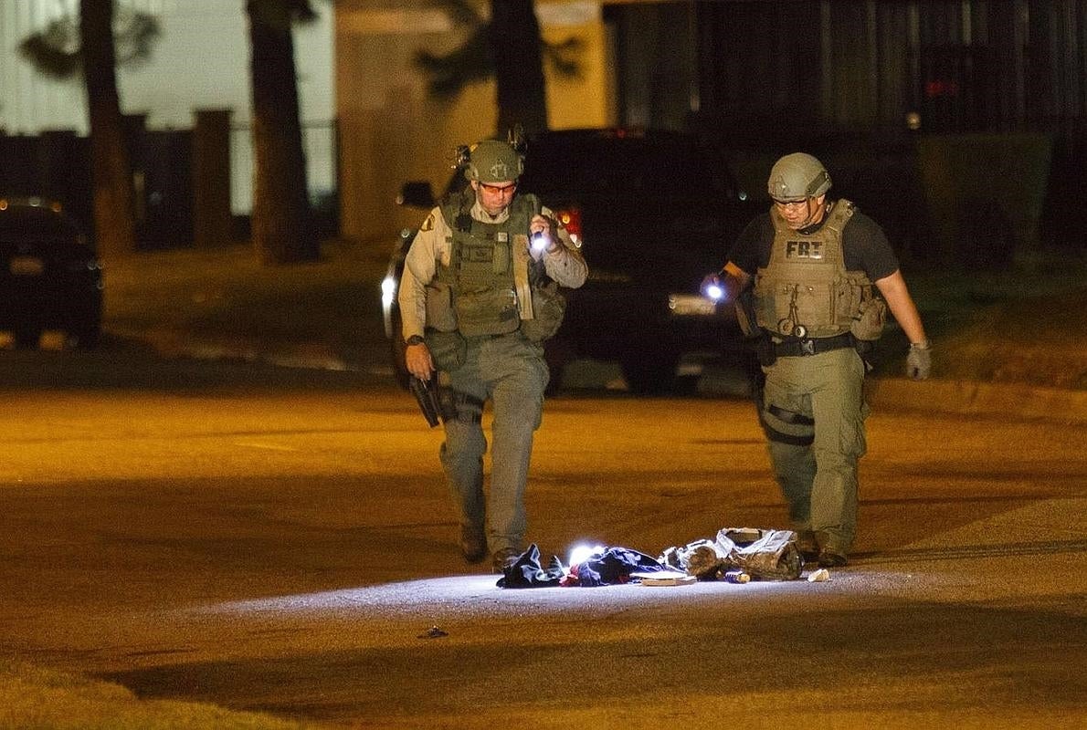 La Policía investiga una mochila sospechosa en San Bernardino, California, cerca del tiroteo