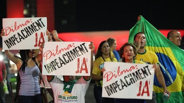 Manifestantes que reclaman el juicio político contra Rousseff junto al Congreso en Brasilia