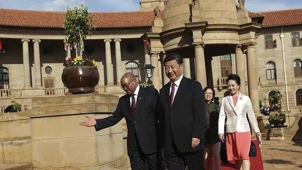 El presidente sudafricano, Jacob Zuma (i), junto al presidente chino, Xi Jinping (c), durante una ceremonia de bienvenida en la sede del Gobierno en Pretoria, Sudáfrica, ayer
