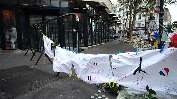 Ramos de flores y mensajes de condolencia en el bar «La Bonne Bière»