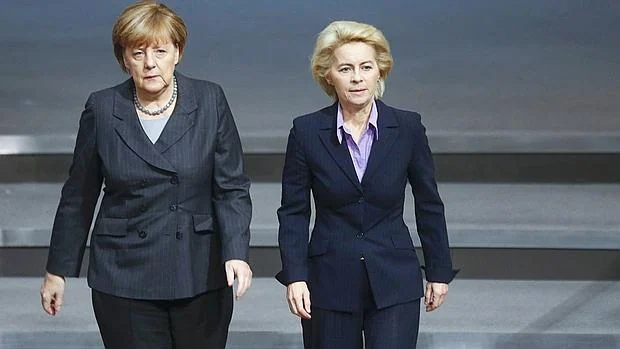 La canciller alemana, Angela Merkel, junto a la ministra de Defensa, Ursula von der Leyen