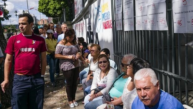 Ciudadanos venezolanos esperan su turno para votar en la escuela experimental venezuela durante las elecciones legislativas a la Asamblea Nacional de Venezuela