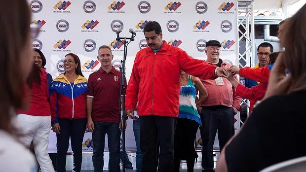 El presidente de Venezuela Nicolás Maduro (c) ofrece declaraciones después de votar hoy, domingo 6 de diciembre de 2015, en un centro de votación en la ciudad de Caracas (Venezuela)