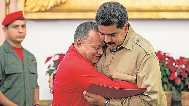Cabello (izda.) se abraza a Maduro en una imagen de 2013