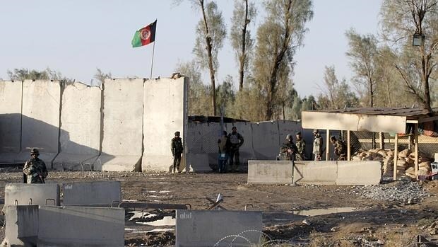 Fuerzas de seguridad afganas hacen guardia en la puerta de entrada del aeropuerto de Kandahar