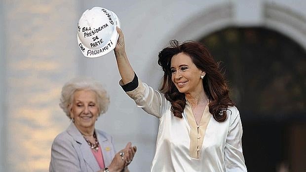 Cristina Fernández en un acto con la presidenta de las Abuelas de Plaza de Mayo