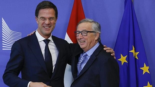 El presidente de la Comisión Europea, Jean-Claude Juncker (d), recibe al primer ministro holandés, Mark Rutte, este jueves en Bruselas