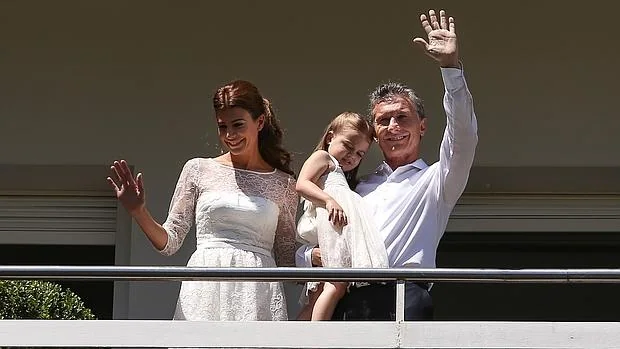 El presidente electo argentino, Muricio Macri, saluda junto a su esposa, Juliana Awada, y su hija Antonia