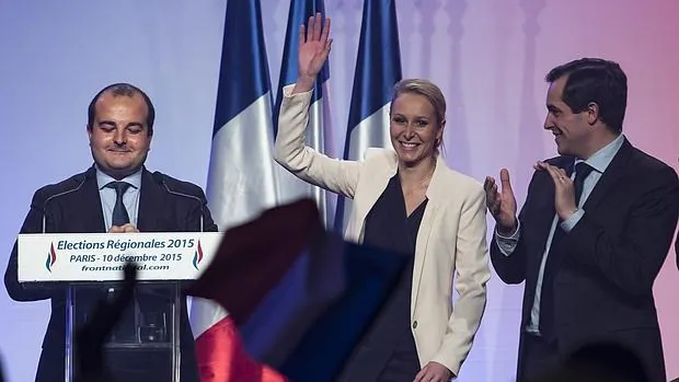 La candidata de la región de Provence-Alpes-Cote d'Azur (PACA) por el partido ultraderechista francés Frente Nacional (FN), Marion Marechal-Le Pen, saluda a seguidores durante una parada de campaña