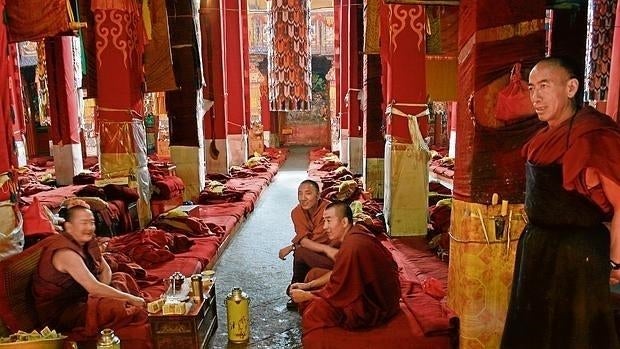 Monjes en el interior del monasterio de Drepung, en Lhasa