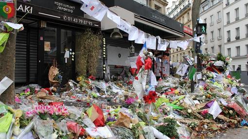 Durante dos semanas, la terraza de La Belle Equipe vistió así en homenaje a las víctimas