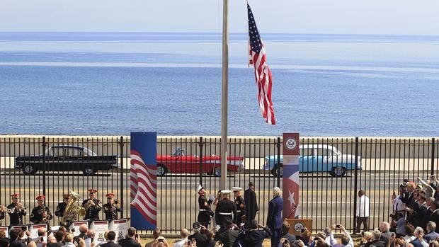 Izada de la bandera estadounidense en la Embajada en La Habana el pasado 14 de agosto
