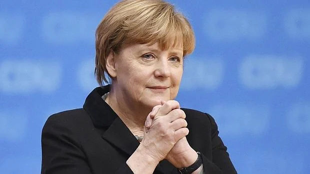 La canciller alemana Angela Merkel saluda tras ofrecer un discurso durante el congreso federal del partido CDU