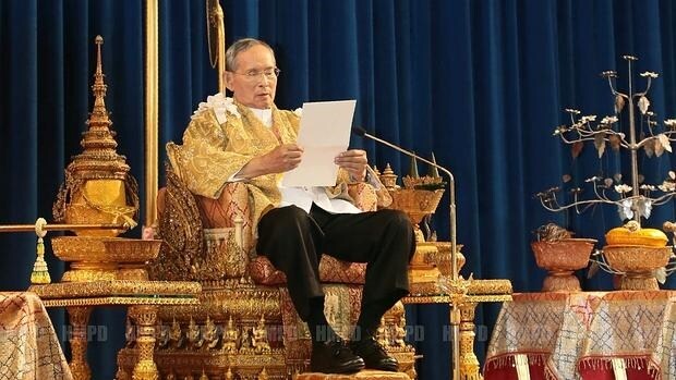 Fotografía facilitada por la Casa Real de Tailandia que muestra al rey Bhumibol Adulyadej ofreciendo un discurso