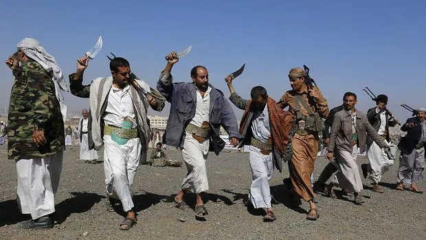 Hombres que apoyan a los rebeldes hutíes en Yemen baila durante una reunión tribal