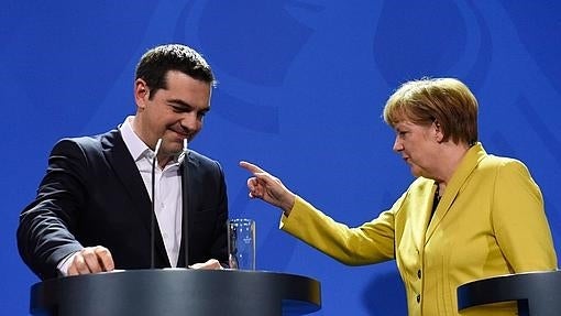 Tsipras y Merkel debaten tras una rueda de prensa en Berlín