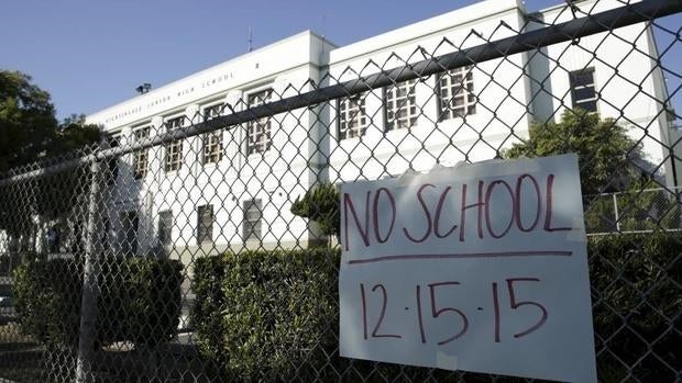 Un cartel en una escuela de Los Angeles indica que no hay clase