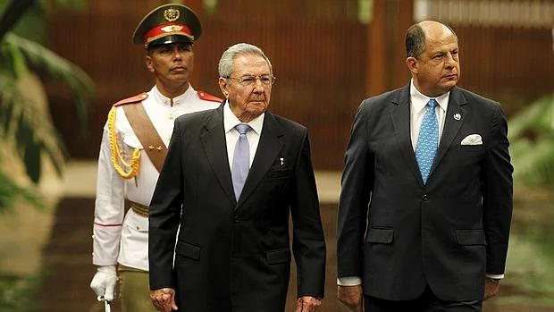 Raúl Castro con el presidente de Costa Rica, Luis Guillermo Solis, este martes en La Habana, donde conversaron sobre los emigrantes cubanos varados en Centroamérica