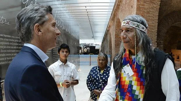 Mauricio Macri saluda a un líder indígena hoy en Buenos Aires