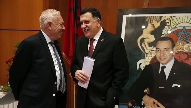 El canciller español, José Manuel García-Margallo, junto a Faiz Serraj, futuro primer ministro de Libia