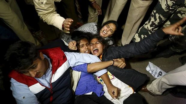 Detenidas varias personas este domingo en Nueva Delhi, durante las protestas por la liberación de un violador