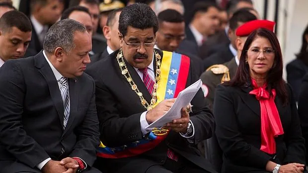 El presidente de la Asamblea Nacional de Venezuela Diosdado Cabello; el presidente de Venezuela, Niclas Maduro y La primera dama de Venezuela, Cilia Flores