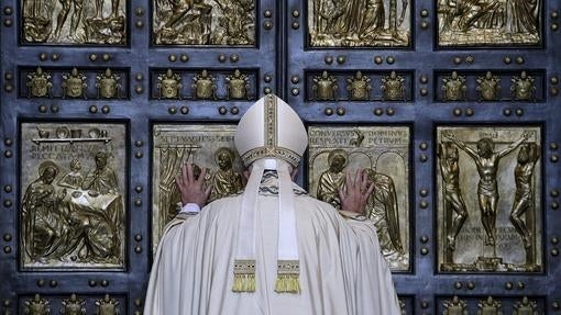 El Papa Francisco abriendo la puerta sagrada