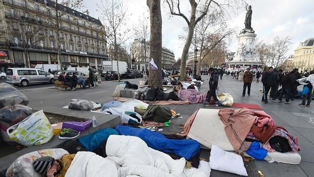 Refugiados afganos en la plaza de la República, este lunes en París