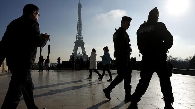 Gendarmes patrullan los alrededores de la Torre Eiffel en París (Francia).