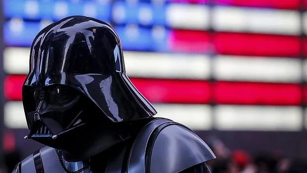 Un hombre vestido como Darth Vader de Star Wars camina por Times Square en la víspera de Navidad en Manhattan