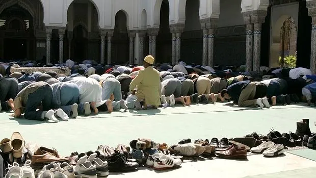 Musulmanes rezando en la Mezquita de París