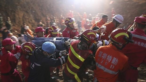 Rescate de uno de los supervivientes del alud de Shenzhen