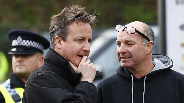 David Cameron de visita a una zona de inundaciones en el norte de Inglaterra