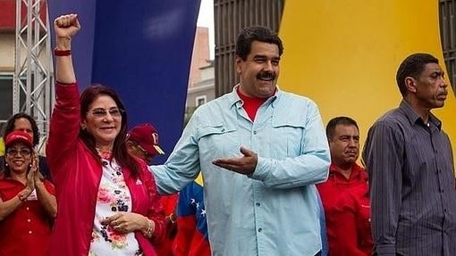 El presidente de Venezuela, Nicolás Maduro (c), junto a la primera dama Cilia Flores (i)