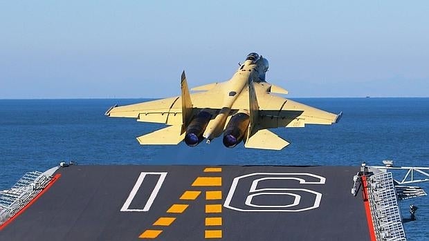 Un caza J-15 despega del portaaviones Liaoning en una imagen difundida por las autoridades chinas