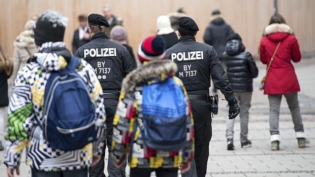 Agentes de policía alemanes caminan por el centro de Múnich (Alemania)