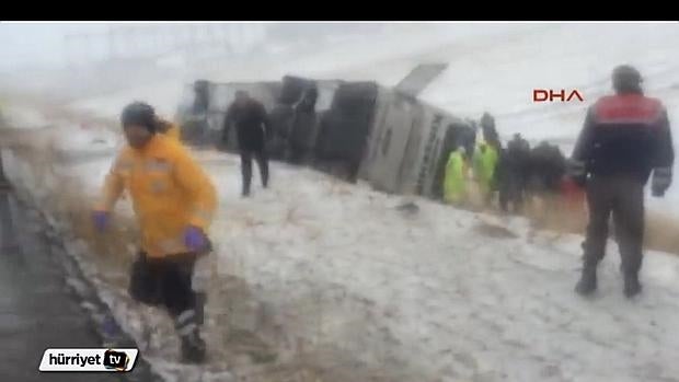 Captura del lugar del accidente durante las labores de rescate de los heridos