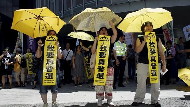 Manifestantes pro-democracia en las calles de Hong Kong este verano