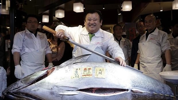 Kimura, dueño de uns cadena de restaurantes de sushi, posa con el atún de 200 kilos que ha comprado por 108.000 euros