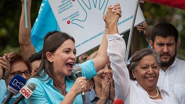 La dirigente opositora María Corina Machado, a la izquierda, en un acto electoral en la ciudad de Los Teques